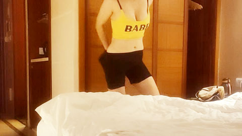 迷妹推荐--丰满眼镜妹_一对极品G奶巨乳在胸前摇晃