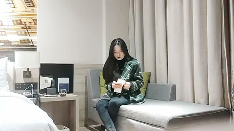 迷妹推荐-看着文静收完钱立马变骚，超近视角扣穴，完美肥臀骑坐，斜入爆插小穴