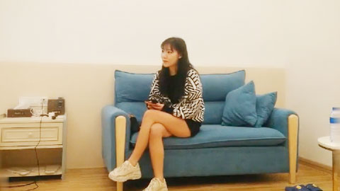 迷妹推荐--颜值不错的短裙小姐姐笔直大长腿紧绷撩人_丰腴肉体最爱啊_捏奶子架着美腿啪啪抽送_哦哦_很会叫床