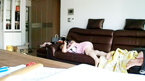 迷妹推荐--偷窺偷拍中年夫妻大白天的在家裡啪啪啪