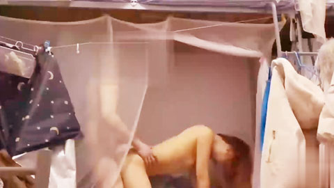 迷妹推荐--寝室做爱胆大男朋友女生宿舍下铺强推护士女友到床上啪啪想拉上帘子还是被干了_内容比较真实