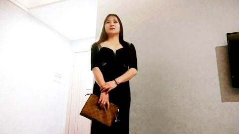 迷妹推荐--大奶骚女技师，服务周到乳推毒龙转，黑丝足交享受，翘起屁股猛怼