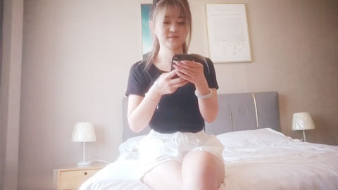 迷妹推荐--貌似刚整完胸的拜金女胸大很软摸着像水球各种姿势把逼漏出来展现给大家看