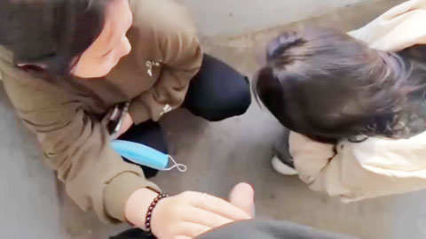 迷妹推荐--两个精神小妹在学校楼道给大哥口交