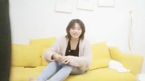 迷妹推荐--约操甜美学生妹，沙发近景啪啪