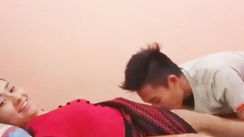 迷妹推荐--网曝门事件香港演艺学院唯美校花与男友不雅视频甜蜜亲吻男友爆操双马尾美女完美露脸