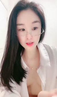 尤物气质美御姐，眼镜衬衣高跟鞋，难得性感诱惑，扒开内裤跳蛋自慰，椅子上摆弄姿势