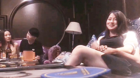 迷妹推荐--和兄弟俩一起出击，ktv约上好兄弟一起玩，各找了个熟女来换妻游戏