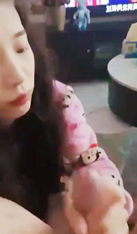 楼下邻居老婆约我去她家偷情在她家主卧猛插她骚逼“快操我 我快上天了