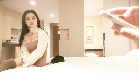 迷妹推荐--打扮挺性感大奶外围妹子，洗完澡穿上吊带包臀裙黑丝袜，撕裆掰穴摸逼骑乘嗯嗯叫