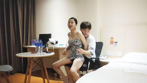 迷妹推荐--专找老阿姨玩今天换口味年轻妹子，69姿势上位骑乘，妹子喜欢后面插入猛烈撞击