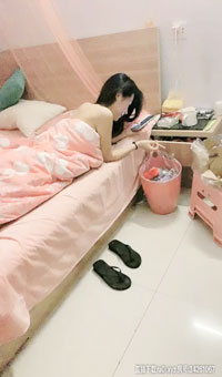 偷拍同居小女友，娇嗔大闹掀开被子看苗条身材，后入舔穴果然是撩妹高手