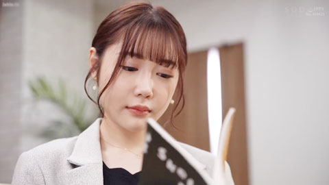 在泳装制造商工作第一年的上班族，因为暴露在公司而被迫更加努力地工作_001