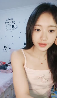 素颜女神，无美颜真实美女，【顶点】，外表清纯，闺房私密空间里，暴露本性，骚的一塌糊涂湿漉漉