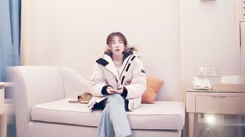 迷妹推荐--高颜值花臂纹身嫩妹子，摸逼口交调情沙发上操抬腿侧入猛操