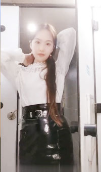 骚屄厕所假屌插屄自慰1