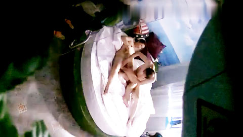 迷妹推荐--浪漫海景房摄像头偷拍秃顶大叔和肚子微微隆起怀孕不久的少妇偷情四川话对白