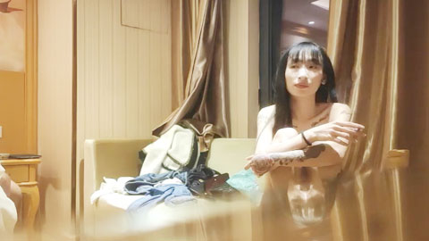 迷妹推荐--花臂妹子性格超好，抽根烟继续第二炮，抬起双腿持续输出