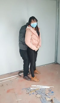 驾考女学员为拿驾照，献身教练。在驾校简易房内跟教练打炮，直接在地上开干