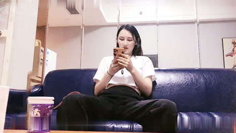 迷妹推荐--让会所外围小哥约炮网红脸外围女偷拍设备没有放好动了一下被发现翻车了