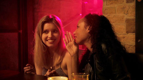 酒吧杂物间抱着刚认识的妹子就是一顿屌操