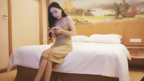 迷妹推荐--漂亮小姐姐，让我搞俩个，但两个我搞不定，进去就有水了我逼逼很敏感，啊啊用力对对就这样，被大哥操的屁都出来了