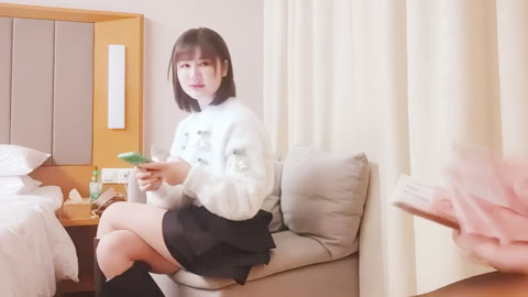 迷妹推荐--甜美平面模特，乖巧听话，在追求最高颜值的路上一发不可收拾，骚逼里高频抽插引爆全场