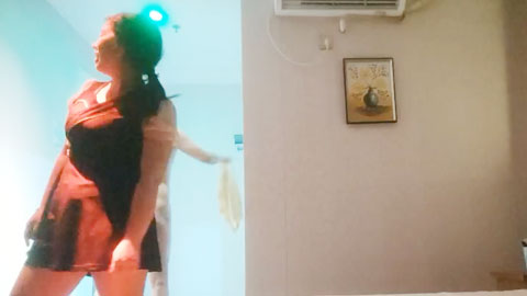 迷妹推荐--按摩调调情，半套服务乳推舔背，69姿势互舔，猛插嘴最后口爆