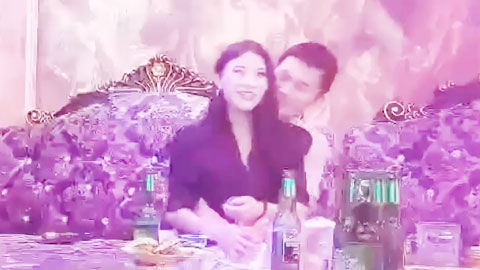 迷妹推荐--老哥叫了个少妇，唱唱歌撩起裙子摸逼，KTV沙发上开操，口交上位骑乘猛操