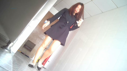 国内厕拍牛人潜入电子厂隔板女厕正面前后近距离偷拍几个高颜值美女同事尿尿