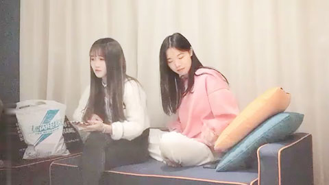 迷妹推荐--卷毛哥重金约操2位高颜值美女,_先轮流爆插她俩后,在把颜值高的那位留下单独操_2