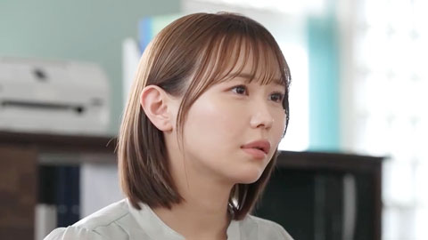 我们公司漂亮又能干的经理深受刚进公司的男员工们的喜爱_001