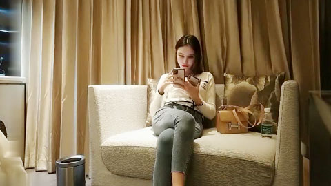 迷妹推荐--约了个大长腿牛仔裤高冷妹子啪啪，口交舔弄开操被女的发现翻车