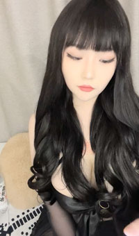 气质尤物小妖精，很特别的白虎骚穴，水晶假屌深喉到底，大黑牛震穴