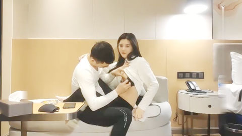 迷妹推荐--白衣气质美女被抱起来操 爱死了