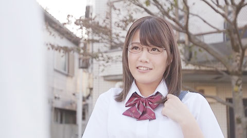 女友的巨乳妹妹晚上来我家避雨看着她被雨水弄湿浮现出来的奶子我忍不住强上了她