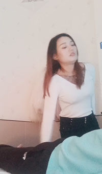 神似迪丽热巴，温暖巧手握着肉棒打飞机，好不容易哄到摸着吃着大奶子被撸射