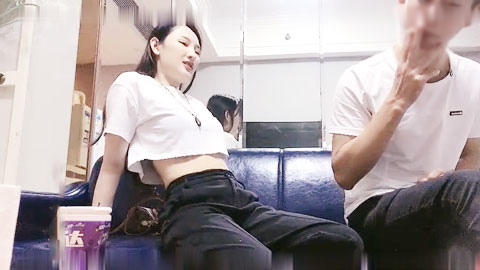 迷妹推荐--约炮网红脸外围女偷拍设备没有放好动了一下被发现翻车了