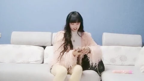 迷妹推荐--偷拍微信约小姐上门服务沙发热身干到床上激战