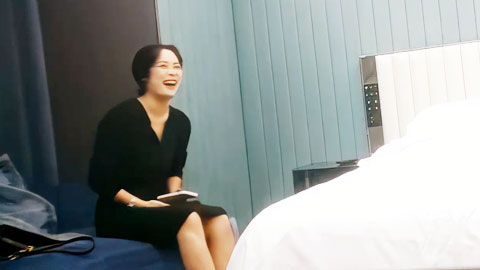 迷妹推荐--美女纷至沓来，苦等一小时，极品御姐赴约，洁白无暇肉体肆意挥洒高潮