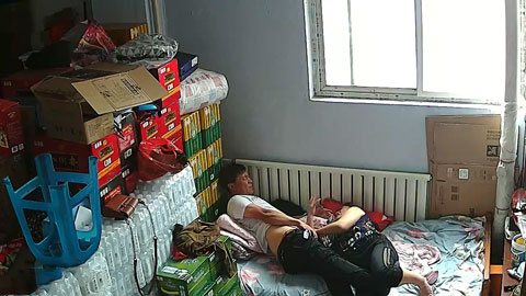 请来看守仓库的两口子大白天的淫乱