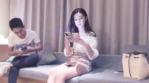 迷妹推荐--168CM极品美腿短裙外围美妞,很主动舌吻互摸调情