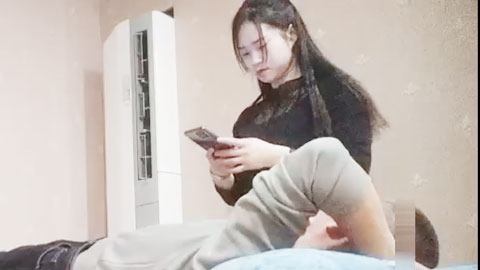 迷妹推荐--谈好加钱，脱裤子看逼，还是个粉嫩馒头逼，吃硬鸡巴，扛腿爆操，抱着操，姿势真的多，骚鸡差点被干散架