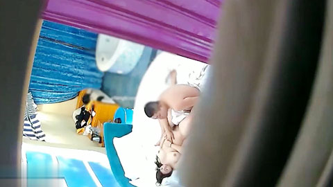 迷妹推荐--最新偷拍丰满富姐和炮友开房吹瓶红酒再草