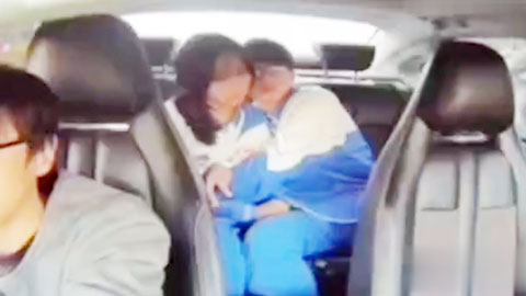 迷妹推荐--网约车变炮房学生情侣大胆调情 小骚货热吻吃鸡 被男友舔奶揉捏 实在是太劲爆了！