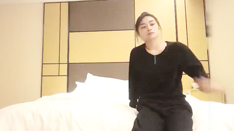 迷妹推荐--脸容是很漂亮，想不到脱衣后身材也不错，高端外围 ，漂亮苗条如女神降临，操上她累了也值得
