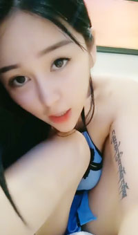 两闺蜜互相配合自慰，共享一根硅胶假屌，摸奶又抠逼，逼里倒牛奶，玩法真多