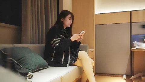 迷妹推荐--高端外围，智商堪忧老玩手机，幸亏妹子够单纯，激情啪啪小嫩妹玩得爽