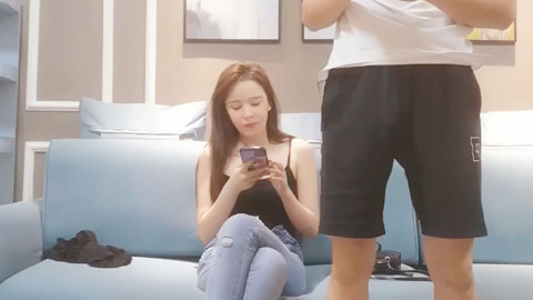 迷妹推荐--高颜值牛仔裤妹子啪啪镜头前后入表情淫荡可见