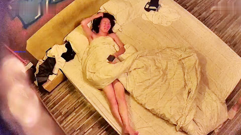 迷妹推荐--身材颜值极品的美女被男友疯狂侧入